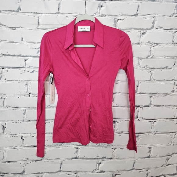 Babaton 1-01 Intouch Buttondown Shirt in Electron Fuchsia - Picture 2 of 9